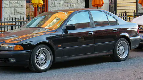 2000 BMW 528i Sedan (E39)
