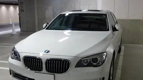 BMW 740i (F01)
