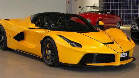 2017 Ferrari Laferrari Aperta 1