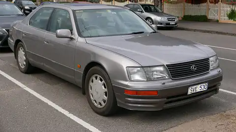 1995 Lexus LS 400 (UCF20R) sedan (XF20)