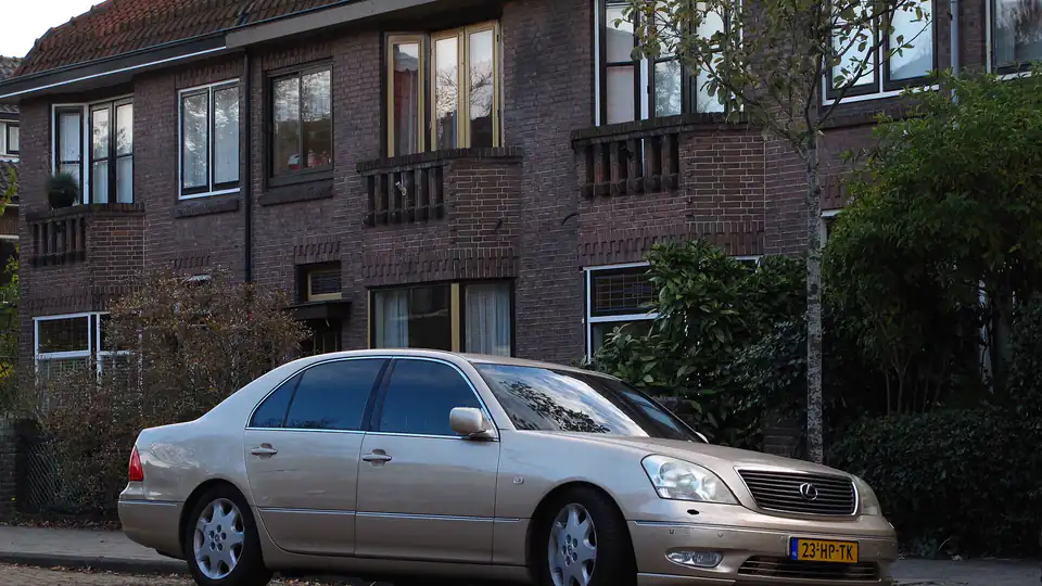 2001 Lexus LS 430 (XF30)