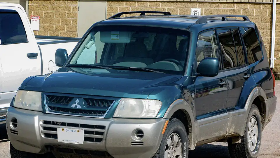 2003 Mitsubishi Montero XLS (V60)