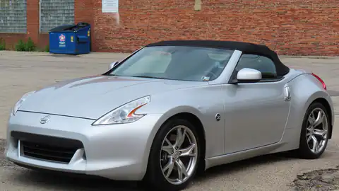 2010 Nissan 370Z Touring roadster (Z34)