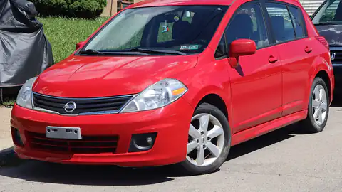 2012 Nissan Versa 1.8 SL hatchback