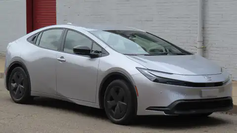 2025 Toyota Prius LE (XW60)