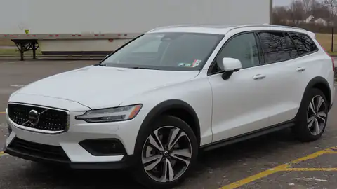2023 Volvo V60 Cross Country B5 Plus